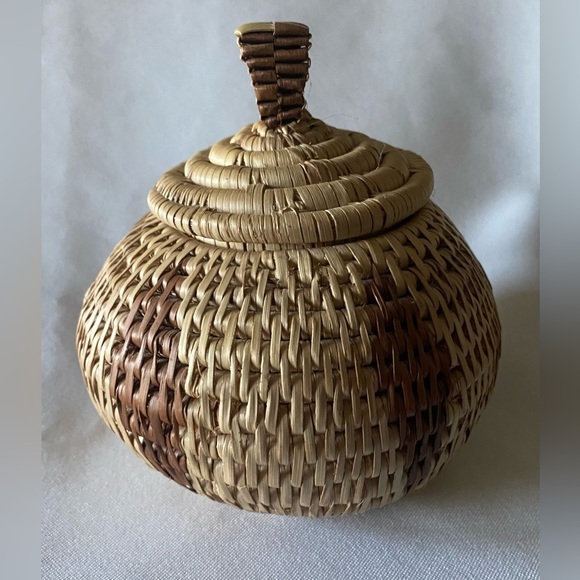 Hand Woven Native American Lidded Basket and Seed Bead Brooch - Picture 6 of 8
